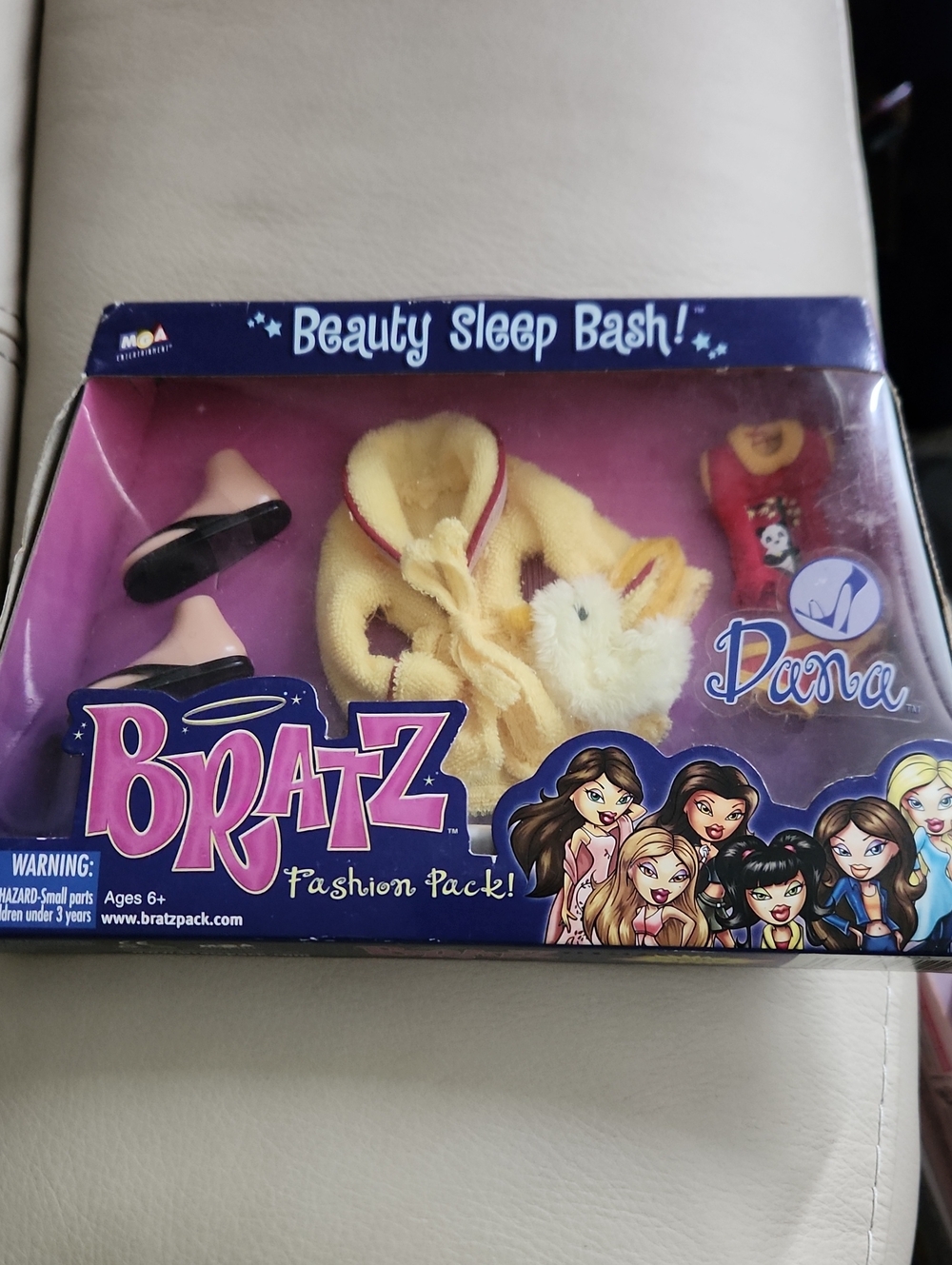 Vtg. NWT Bratz Dana Beauty Sleep Bash  Yellow Plush Bathrobe Fashion Pack 6+